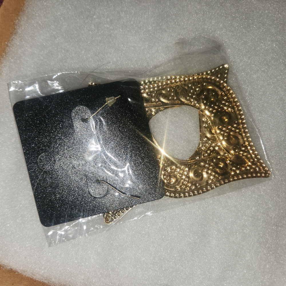 Michele Gold and Cream Belt with Intricate Designs - Picture 2 of 2